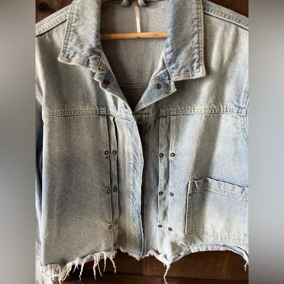 Free People Dillon Denim Jacket Cropped Lightwash Distressed Cropped Jacket - Picture 5 of 10